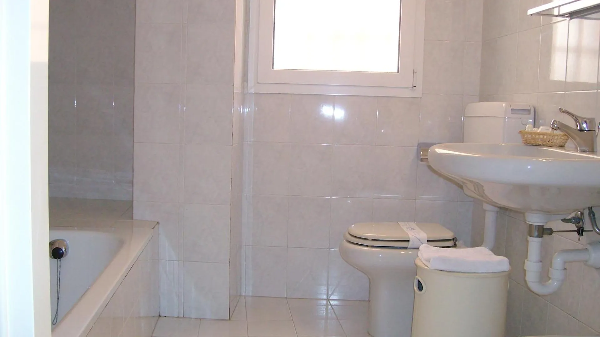 Hotel Miramare إمبيريا